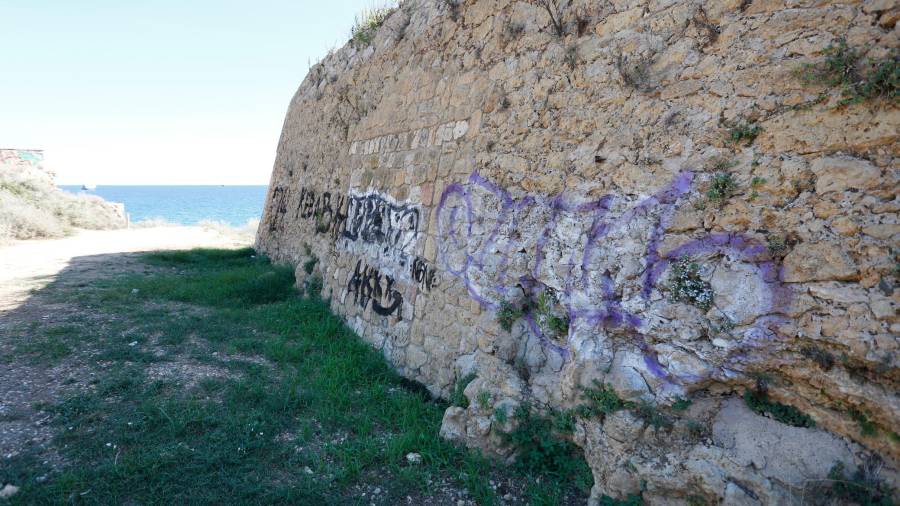 Los muros del monumento sufren actos vandálicos desde que el espacio cerró en 2009. Foto: Pere Ferré