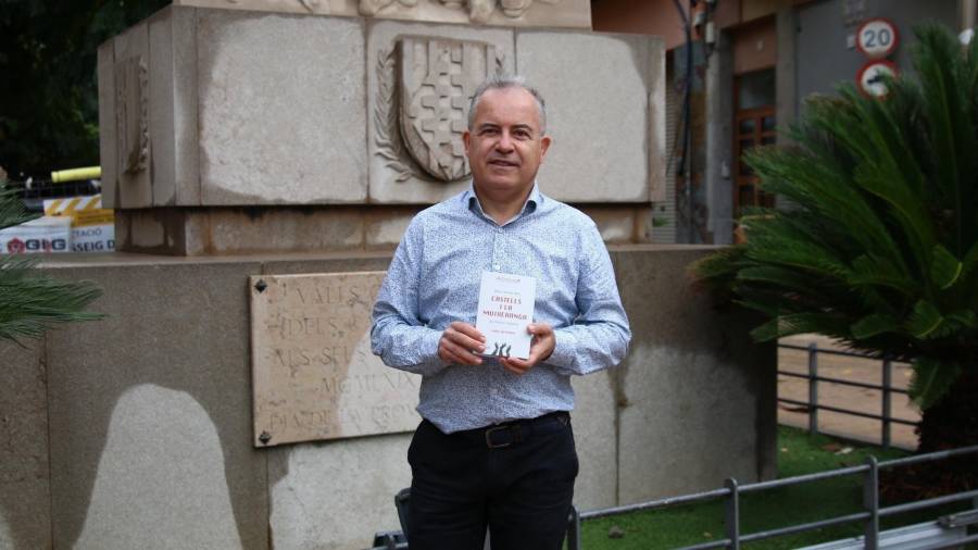 Imatge de l’autor del llibre, Jordi Bertran, al monument dels castellers de Valls. FOTO: ALBA TUDÓ