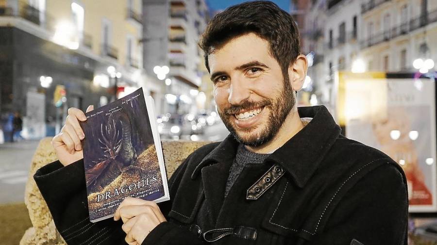 Pablo Ruiz Osuna con un ejemplar de su último libro ‘Dragones: Serpientes, lagartos, dragones y otros engendros de la mitología ibérica’. FOTo: pere ferré
