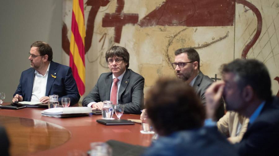 El presidente de la Generalitat, Carles Puigdemont (d) y el vicepresidente, Oriol Junqueras (i), durante la reunión semanal del gobierno catalán. FOTO: EFE