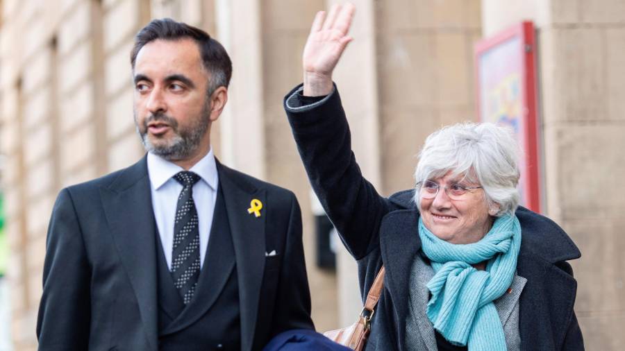 Ponsatí, junto a su abogado, en una imagen del pasado 23 de enero a su llegada al Parlamento de Edimburgo. FOTO: EFE