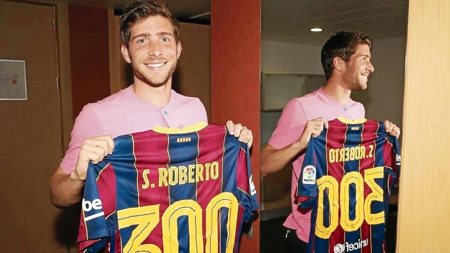 Sergi Roberto posa con la camiseta conmemorativa de sus 300 partidos. firma: FC Barcelona