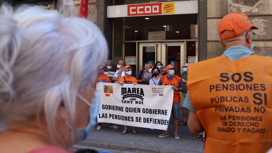 Un grupo de pensionistas, ayer ante la sede de CCOO en Barcelona, en una con-centración convocada per la Coordinado-ra Estatal por la Defensa del Sistema Públi-co de Pensions y por la Marea Pensionista de Catalunya.FOTO: ACN