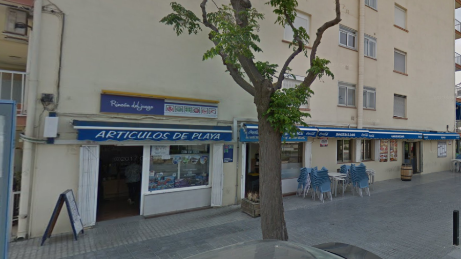 En este local de la calle Amadeu Vives de La Pineda se produjo el robo con intimidación. FOTO: Google