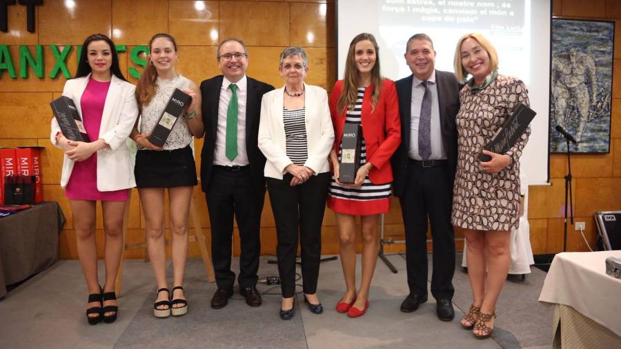 Las integrantes del primer equipo femenino de los Ganxets, junto a su presidente Joan Carles Virgili y los representantes de Vermuts Miró, el patrocinador. FOTO: Francesc Torres
