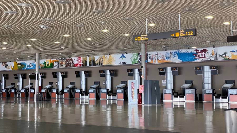Las instalaciones del Aeropuerto de Reus han estado pr&aacute;cticamente vac&iacute;as durante el estado de alarma. FOTO: Alba Marin&eacute;