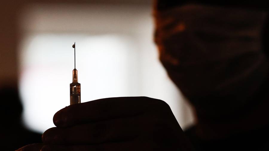 En las últimas 24 horas se han vacunado 2.363 personas en la provincia de Tarragona. Foto: EFE