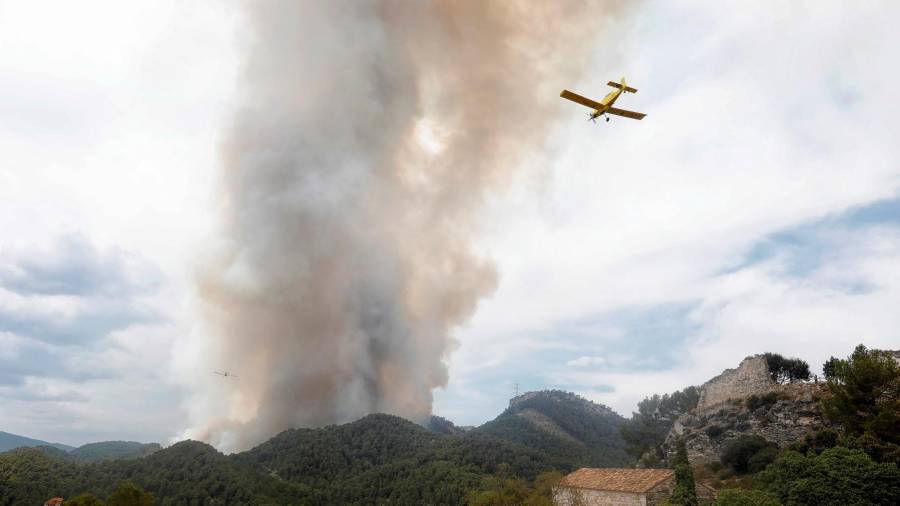 L'incendi de Santa Coloma de Queralt ja ha crema més de 1.000 hectàrees i més de 100 persones desallotjades. Foto: EFE