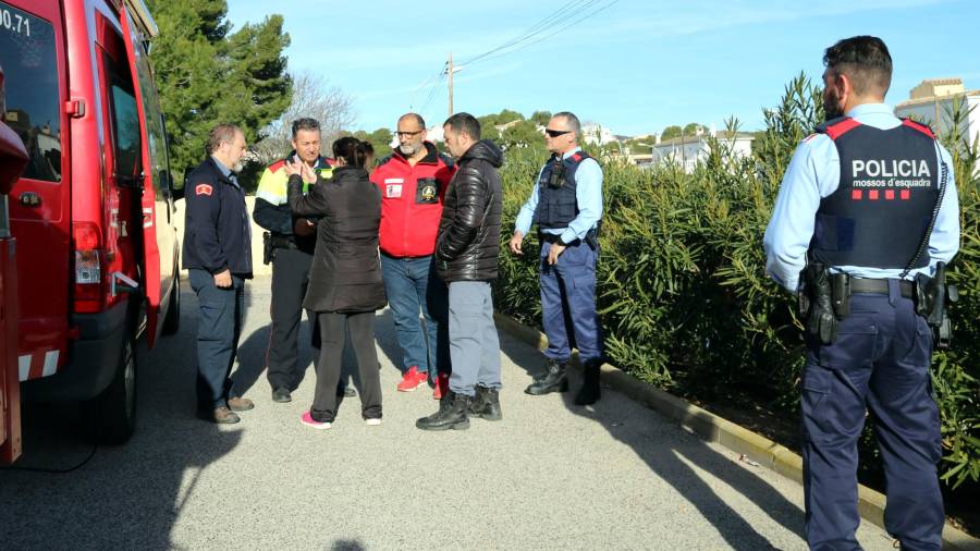 Los familiares y agentes de Protección Civil organizando la búsqueda del vecino desaparecido en la Pobla de Montornès