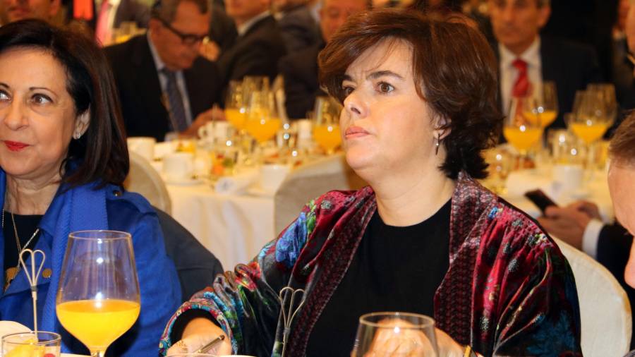 La vicepresidenta del govern espanyol en primer terme, al costat de la portaveu del PSOE al Congrés, Margarita Robles. FOTO: ACN