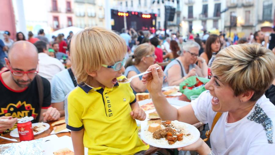 Grans i petits van poder gaudir del sopar popular, en una vetllada amb música, menjar i bon ambient. Foto: Alba Mariné
