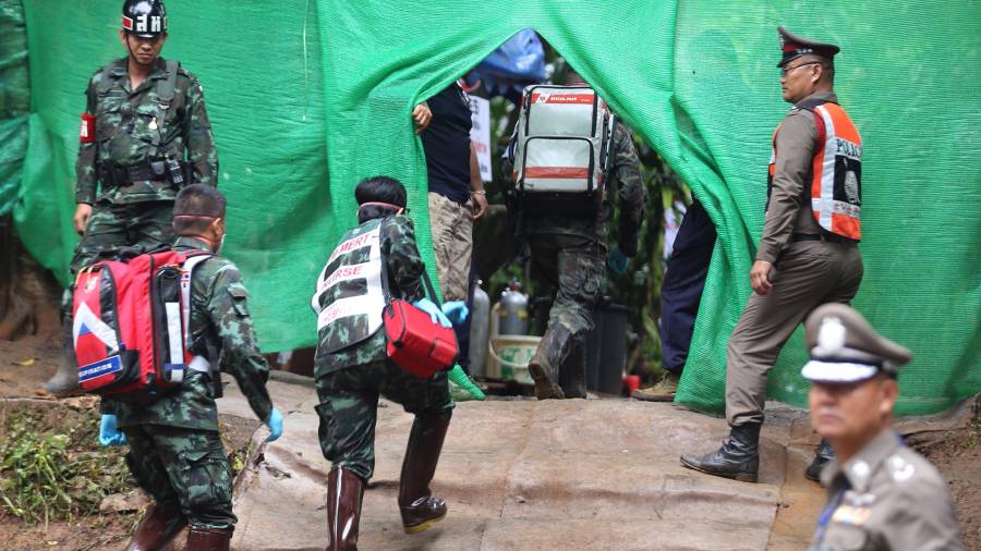 Personal médico accede a una zona restringida durante los preparativos para transportar a los niños rescatados al hospital en los alrededores de la cueva Tham Luang en el parque Khun Nam Nang, provincia de Chiang Rai (Tailandia)