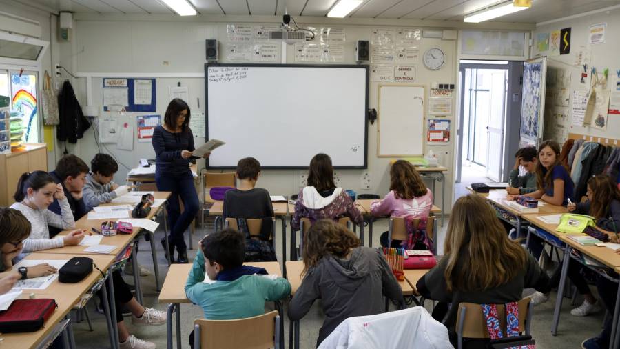 Pla general d'alumnes de 6è de primària de l'escola de l'Arrabassada de Tarragona, fent classe en un mòdul prefabricat.