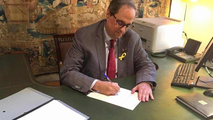 El presidente de la Generalitat, Quim Torra, firmando el decreto del nuevo Govern. FOTO: ACN