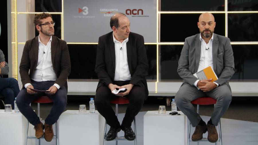 El director de l'ACN, Marc Colomer; el director de TV3, Vicent Sanchis, i el director de Catalunya Ràdio i dels mitjans digitals de la CCMA, Saül Gordillo, durant la roda de premsa a TV3. FOTO: ACN