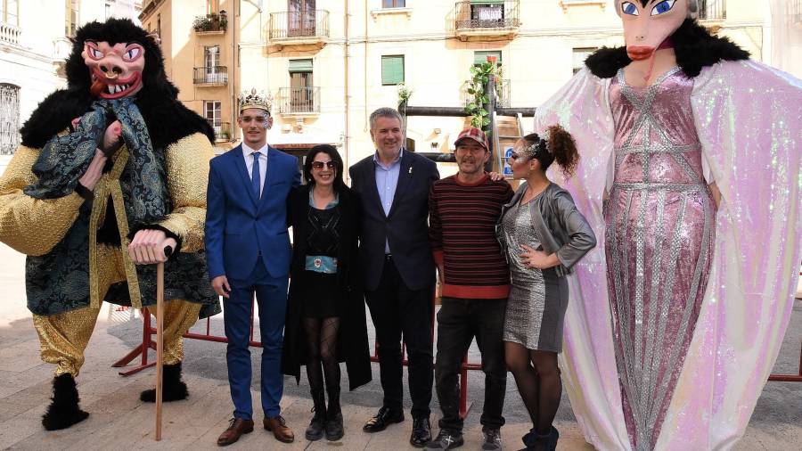 Imatge de l'alcalde de l'Ajuntament de Tarragona junt amb Jordina Ros i Pere Estadella de l'Associació de Figures Festives, amb el rei i la concubina que els acompanyen. FOTO: CEDIDA