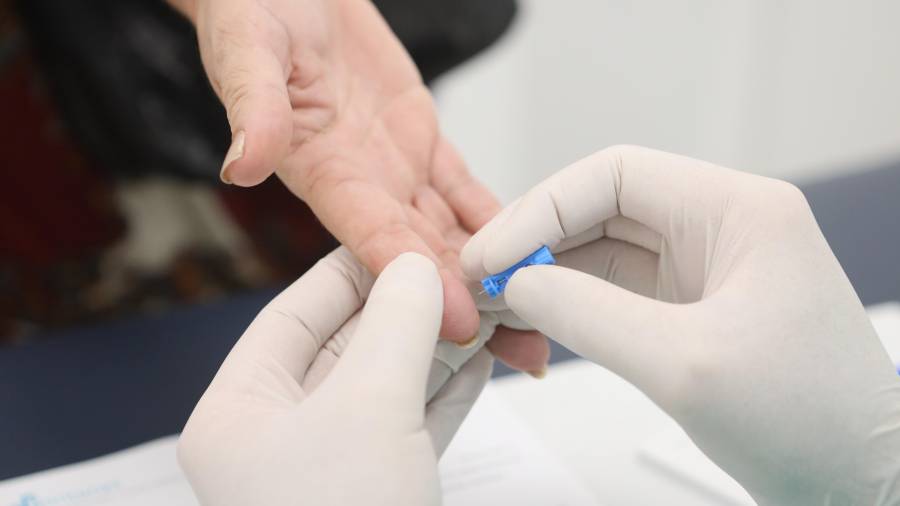 Una punción en un dedo para extraer la gota de sangre que sirve para realizar el test rápido de anticuerpos. Foto: Alba Mariné
