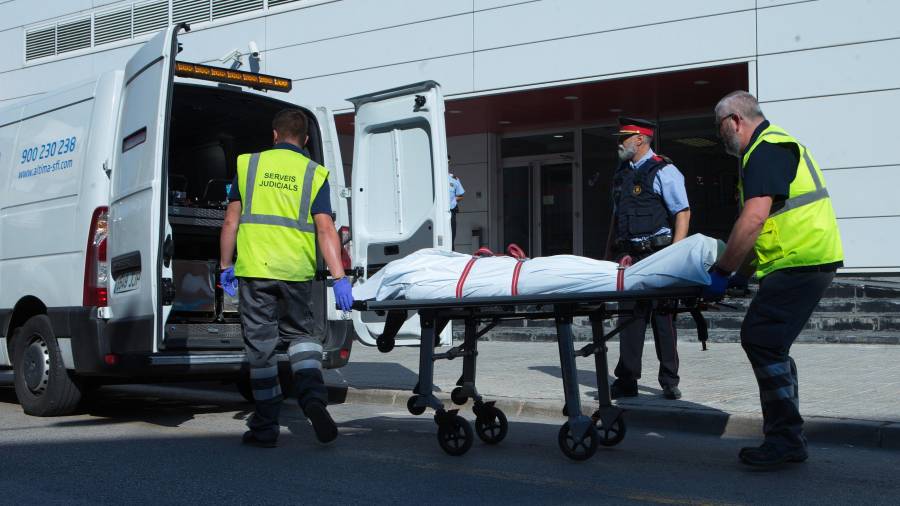 Miembros del servicio judicial retiran el cadáver del hombre abatido ayer. FOTO: efe