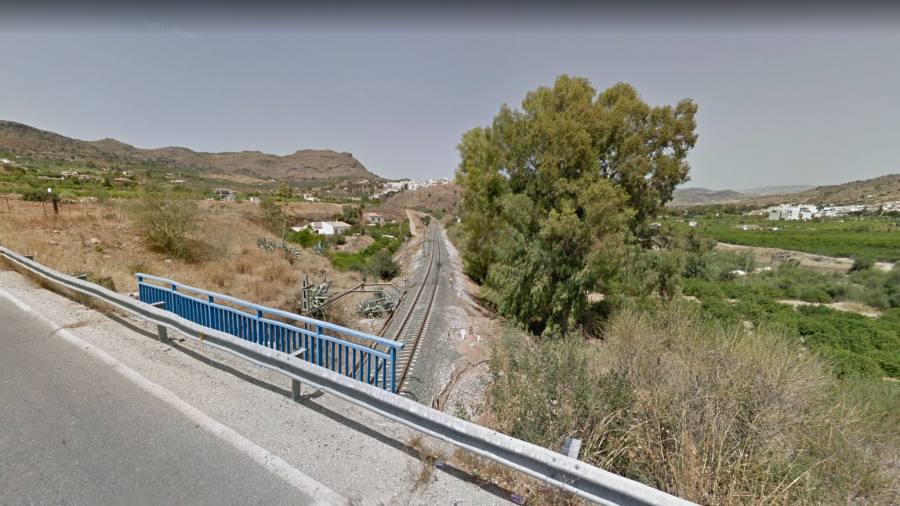Tramo de las vías del tren entre las localidades de Pizarra y Álora. Foto: Google Maps.