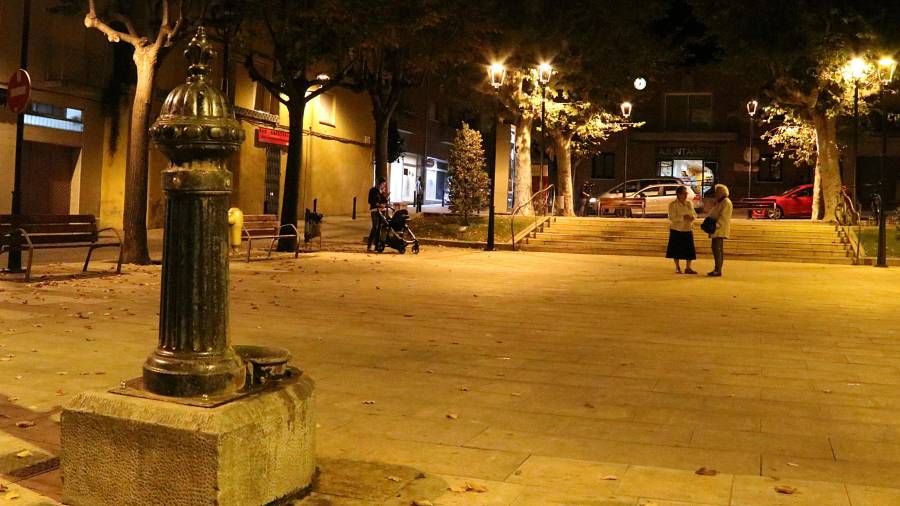 Primer pla d'una font sense aigua a la plaça de la Vila de Llinars del Vallès. FOTO: ACN