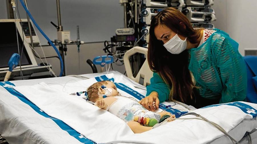 Vanesa cuida a su hija Roma, una de las dos trasplantadas hepáticas, intervención realizada por el procedimiento quirúrgico ‘split’ en la Vall d’Hebron de Barcelona. FOTO: efe