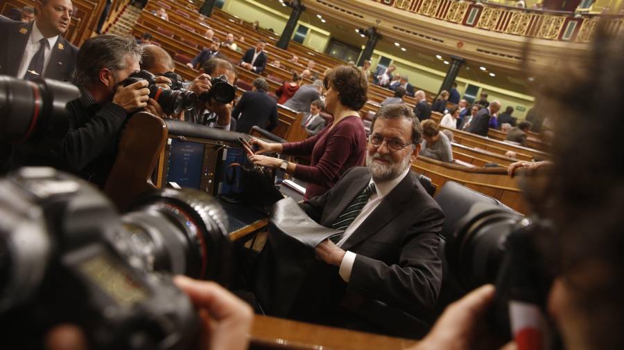 El presidente del Gobierno, Mariano Rajoy, en su escaño poco antes de la sesión de control al Gobierno de hoy, 18 de octubre. Foto: EFE
