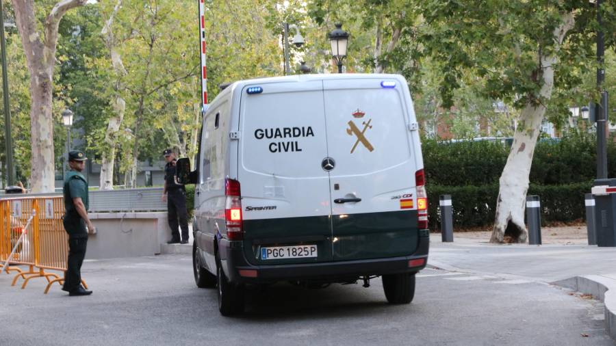 Els furgons policials traslladen els detinguts pels atemptats de Barcelona i Cambrils a l'Audiència Nacional. Foto: ACN