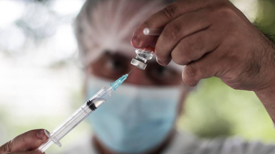 El avance de la vacunación será clave para que se concrete la recuperación, según el Banco de España. FOTO: EFE