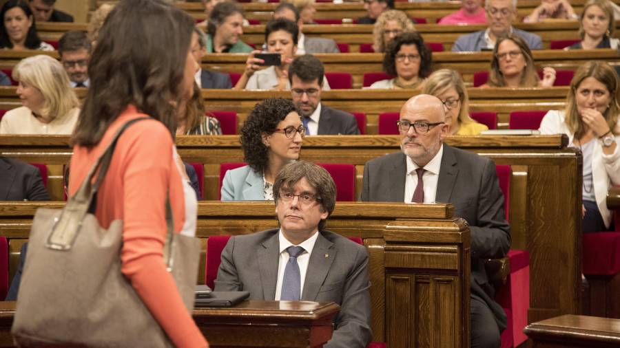 El president de la Generalitat, Carles Puigdemont; el president de JxSí, Lluís Corominas i Marta Pascal, miren a la líder de Ciutadanos, Inés Arrimadas