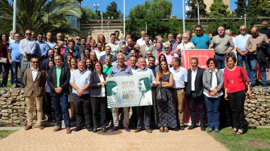 Imagen de archivo de los alcaldes y concejales socialistas en el parque del Anfiteatro de Tarragona. FOTO: ACN