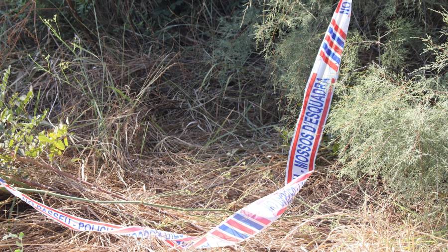 Cinta policial de Mossos en la finca donde s eha hallado el cadáver del hombre. FOTO: ACN