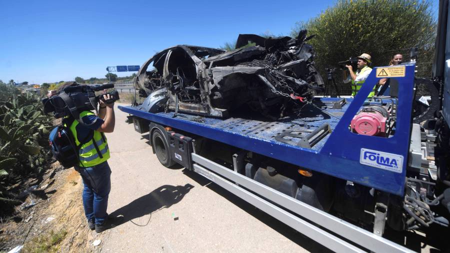 el vehículo en el que viajaba el futbolista Antonio Reyes tras el accidente mortal que ha sufrido este sábado en el kilómetro 17 de la A376, en la provincia de Sevilla. EFE/ Rafa Alcaide