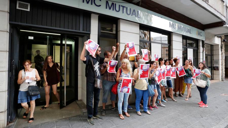 Concentración de trabajadores de Joan XXIII frente a la sede de MC Mutual en Tarragona. FOTO: Pere Ferré