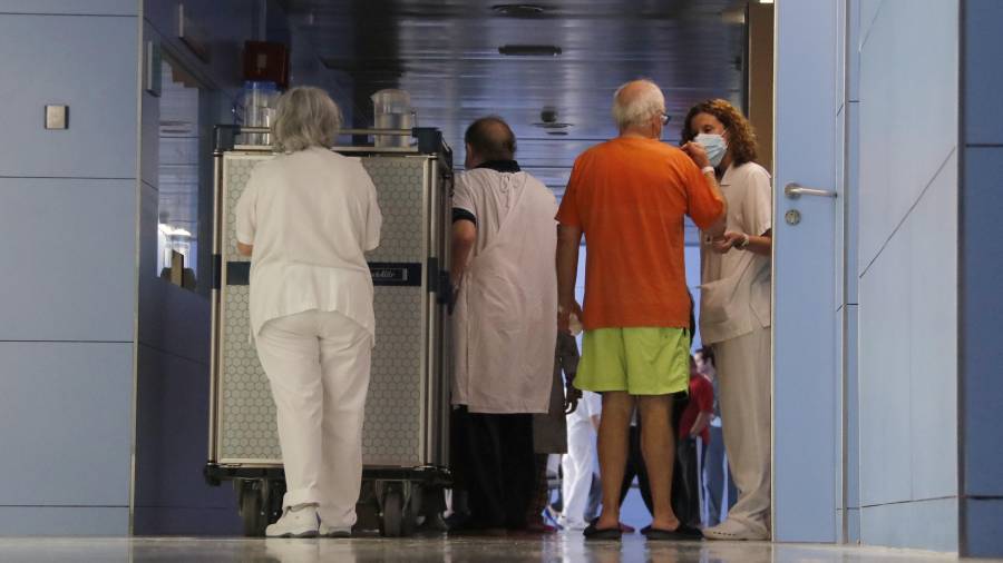 Una enfermera conversa con pacientes del área de hospitalización de Salud Mental del Hospital de Mataró. ACN