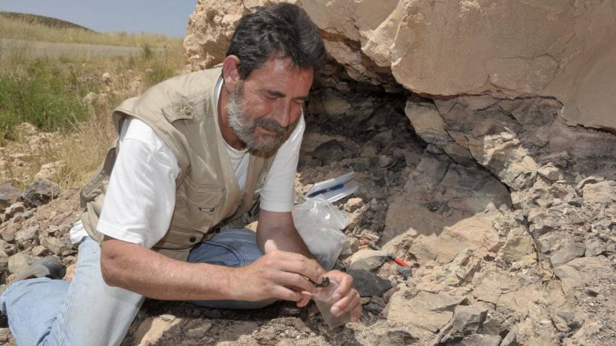Francesc Burjachs, en una excavación en Marruecos. FOTO: Vicenç Perxachs/Cedida