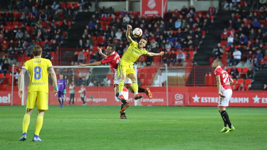 Imanol salta con un rival en el partido ante el Cádiz. FOTO: Alba Mariné