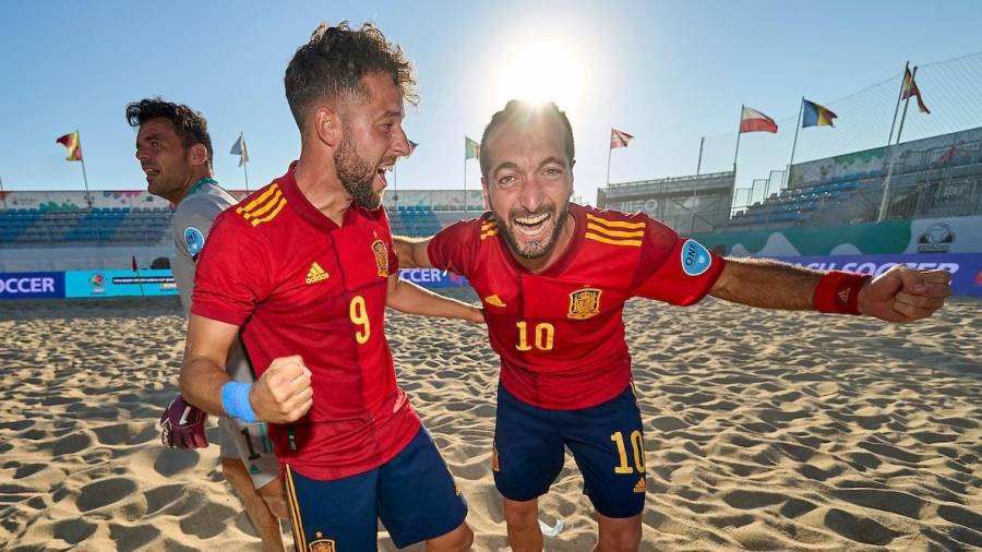 Los torrenses Edu Suárez y Llorenç Gómez celebran la clasificación al Mundial. FOTO: RFEF