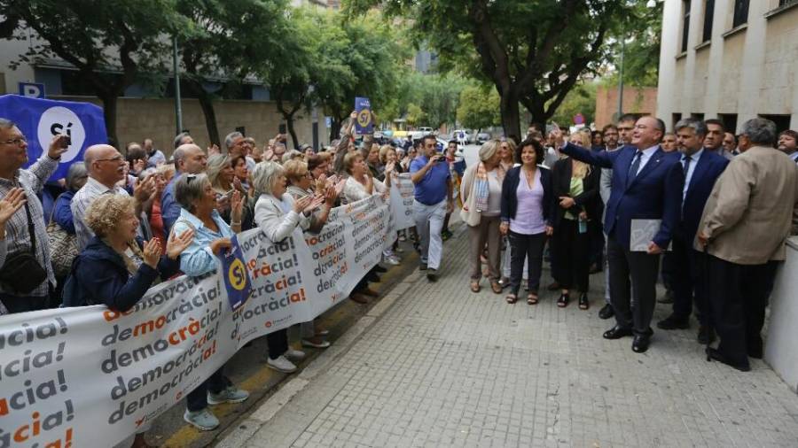 El alcalde de Reus, Carles Pellicer, arropado por más de 200 personas a su llegada al Palacio de Justicia de Tarragona. Foto: Pere Ferré
