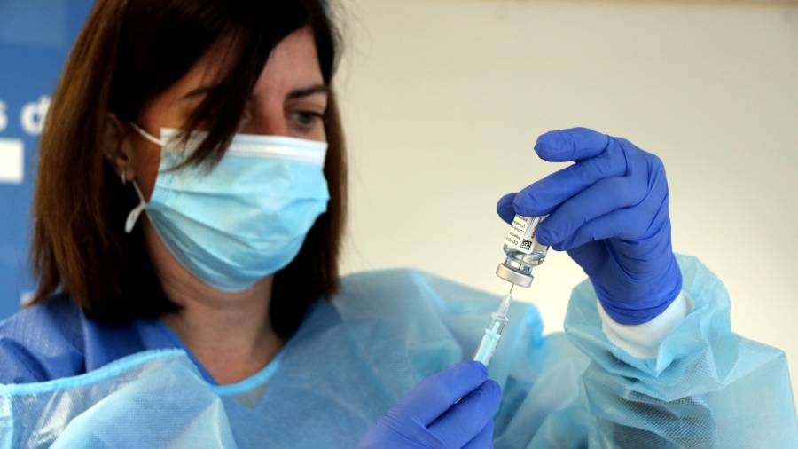 Una enfermera preparando una dosis de la vacuna en Tarragona. FOTO: ACN
