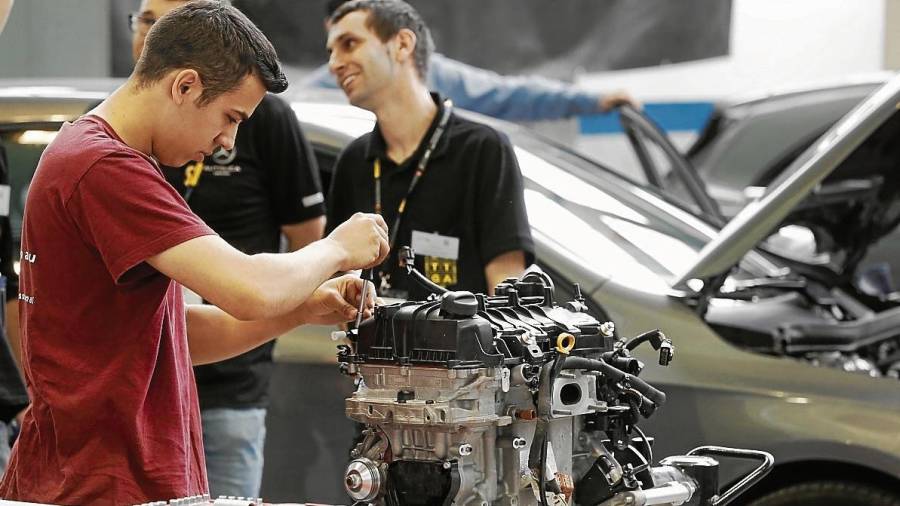 Los alumnos de Tecnología del Automóvil analizando los motores. FOTO: Pere Ferré