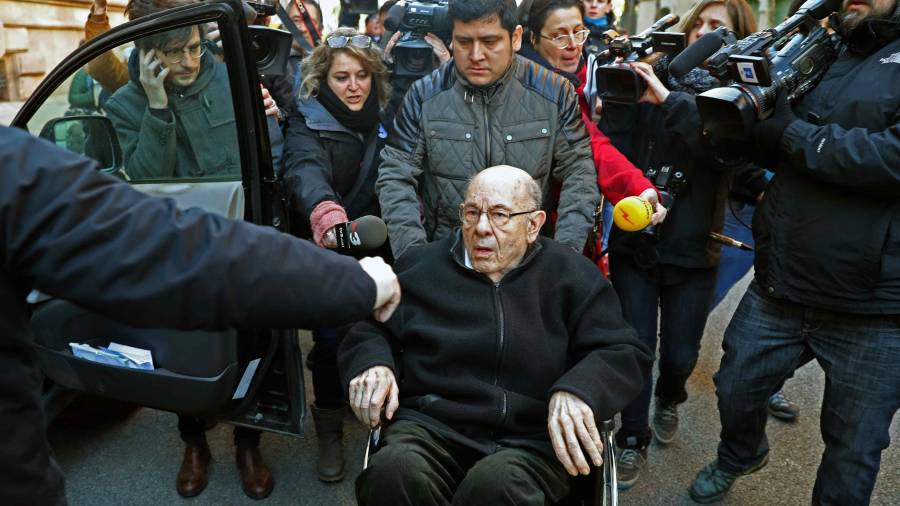 El saqueador confeso Fèlix Millet sale de la Audiencia de Barcelona tras conocer al sentencia. Foto: EFE