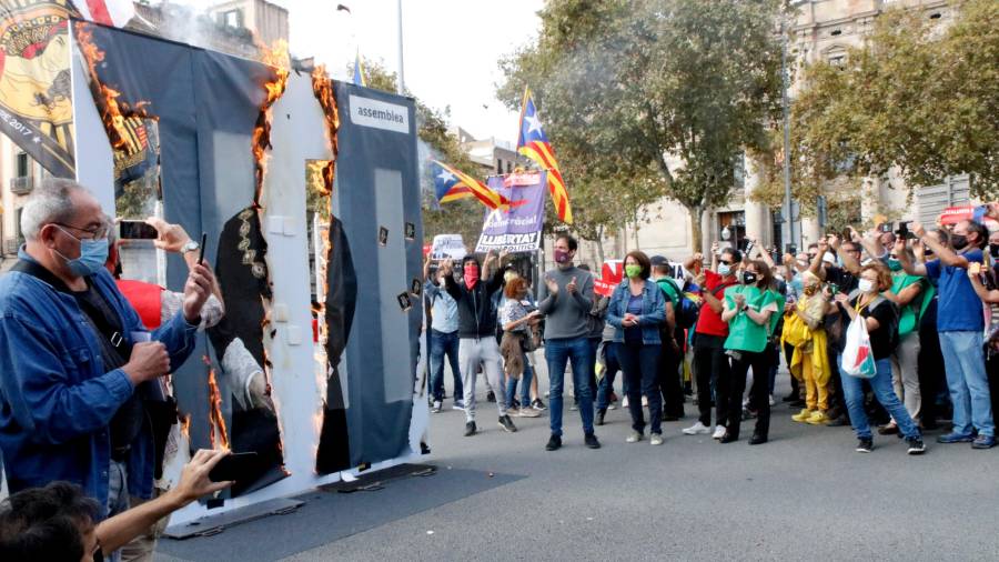 Imagen del momento de la quema de la foto de Felipe VI. ACN