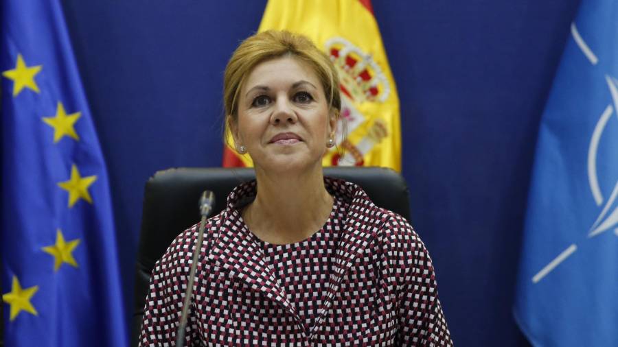 La ministra de Defensa, María Dolores de Cospedal, durante la videoconferencia con las tropas en el exterior. FOTO: EFE