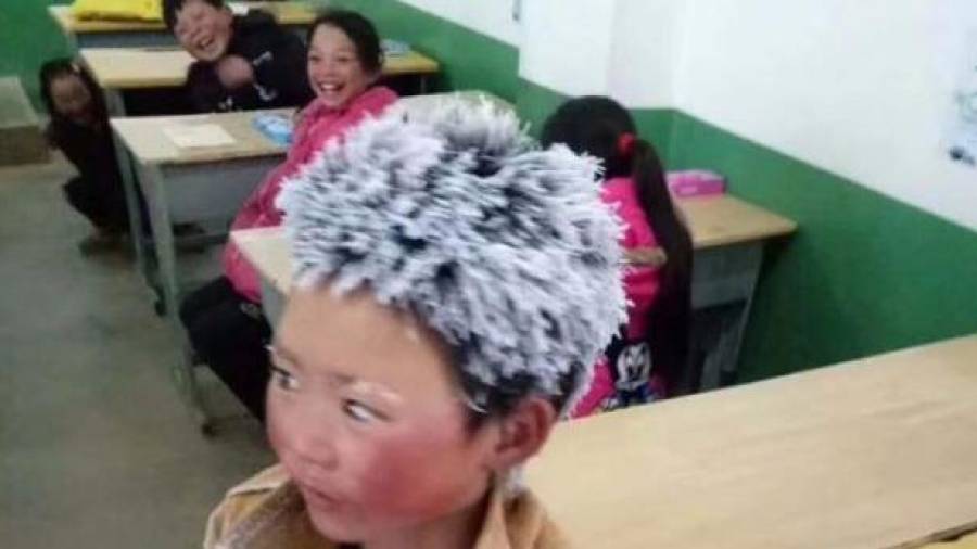 Wang Fuman tiene ocho años y cada día camina casi tres horas, a temperaturas de hasta -10 grados