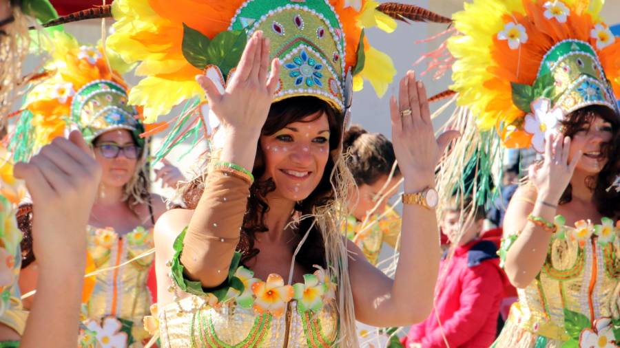 Una de les colles participants que va sortir al Carnaval de Roda de Berà.