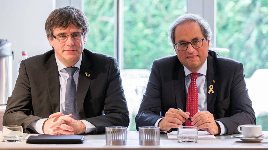 El president de la Generalitat, Quim Torra, posa junto al expresident Carles Puigdemont