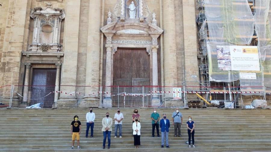 Membres de l’Ajuntament i les empreses turístiques de Tortosa, a la plaça de la Catedral. FOTO: AJUNTAMENT DE TORTOSA