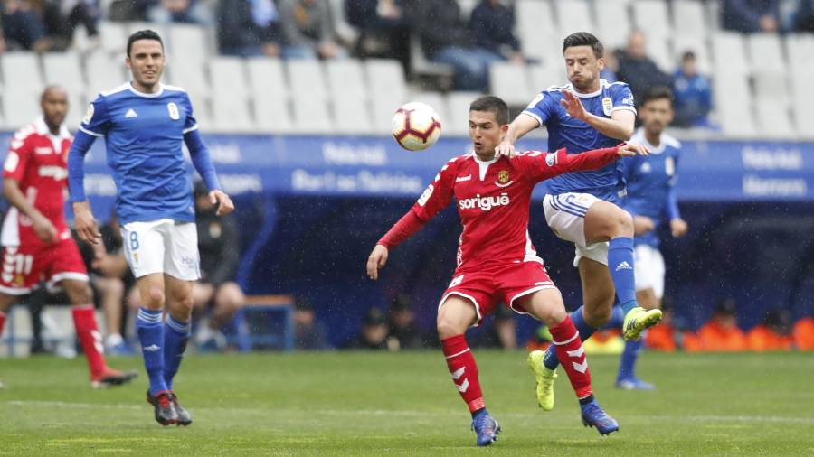 El jugador del Nàstic Cotán trata de proteger el balón en la derrota que sufrió el equipo en el Carlos Tartiere de Oviedo.Foto: Real Oviedo