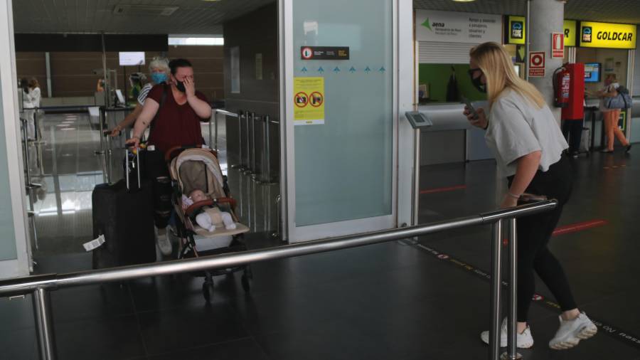 Els retrobaments familiars marquen les arribades dels primers vols a l'Aeroport de Reus. Foto: ACN