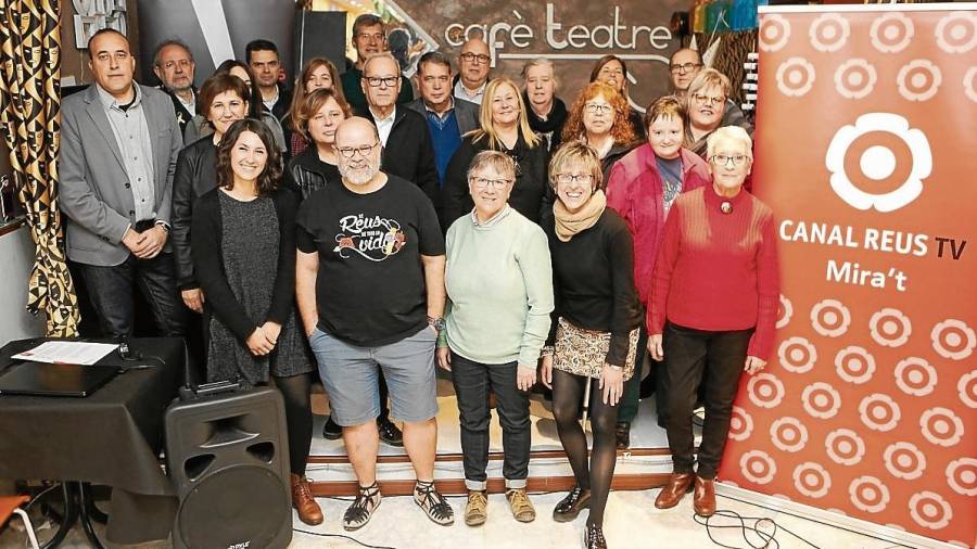 Foto de família dels premiats com a ‘Imprescindibles’ d’aquest 2017, ahir al Cafè Teatre del Centre de Lectura de Reus. FOTO: alba mariné
